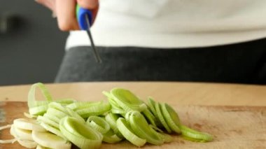 Eller gülümsemek kadın kesme tahtası üzerinde Dilimleme soğan