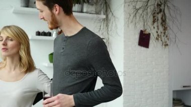 Genç çift öpüşme ve kırmızı şarap içme