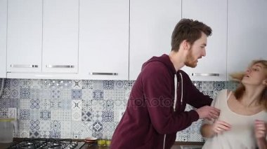 Genç kavgalar mutfak çift. Erkek ve kadın hayal kırıklığı içinde çığlık ve öfkeyle Gesticulate