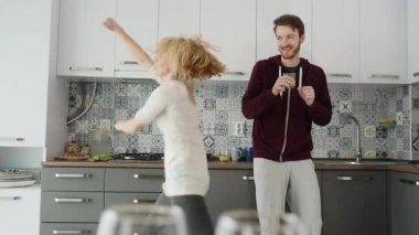 Sabah eve mutlu genç çift yeni mutfak müzik dans tarih Çrş