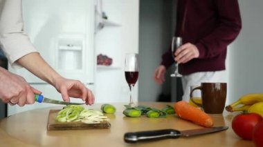 Sevgi dolu adam gülümseyen kız arkadaşı kendi mutfağında sabah erken ağır çekimde yapılıyor kahvaltı ile sarılma