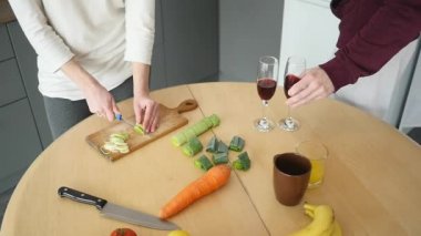 Eller gülümsemek kadın kesme tahtası üzerinde Dilimleme soğan