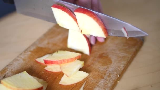 Cortar la manzana en rodajas. Preparación de ingredientes para hornear tarta de manzana. Chef rebanando manzana sana en tablón de madera en la cocina. Cortar manzanas peladas en rodajas — Vídeo de stock