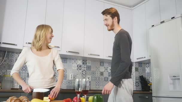Щаслива пара на кухні готує разом — стокове відео
