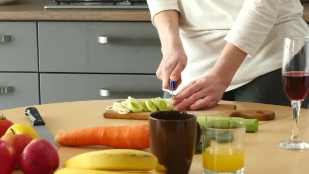 Giovane donna che taglia verdure in cucina — Video Stock