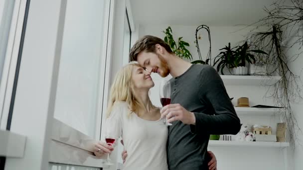 Mladý pár líbání a pití červeného vína — Stock video