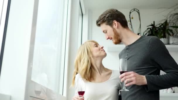 Cuplu de tineri sărutându-se și bând vin roșu — Videoclip de stoc