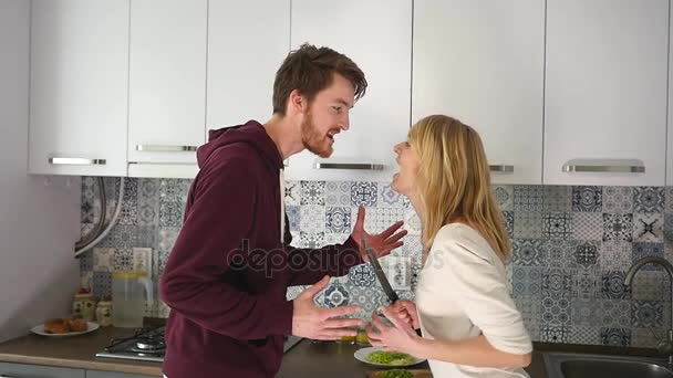 Pareja joven hablando por ordenador portátil durante el desayuno en la cocina — Vídeo de stock