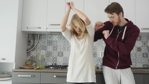 Matin à la maison heureux jeune couple nouvellement marié danse écouter de la musique dans la cuisine — Video