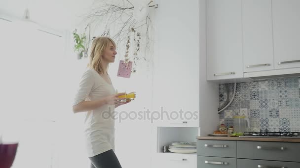 Pareja feliz en su cocina para un desayuno saludable por la mañana temprano en Slow Motion — Vídeo de stock