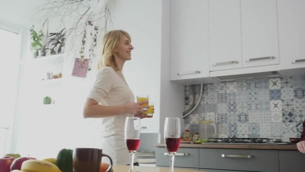 Happy couple in their kitchen for a healthy breakfast in the early morning in Slow Motion — Stock Video