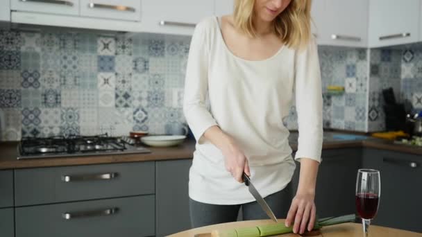 Closeup woman hands slicing onion on cutting board — Stock Video