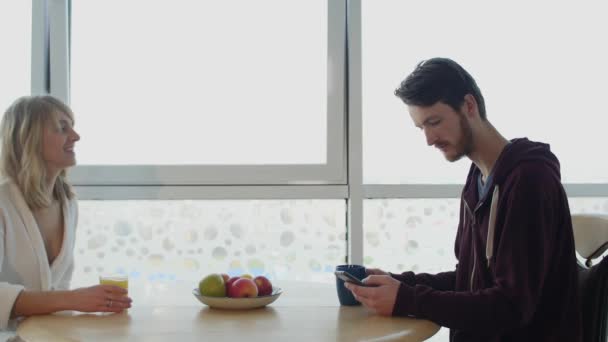 Happy couple in their kitchen for a healthy breakfast in the early morning — Stock Video