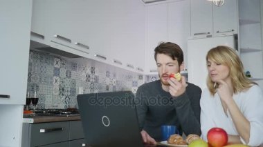 Mutfak tezgahı bilgisayar kullanarak çift