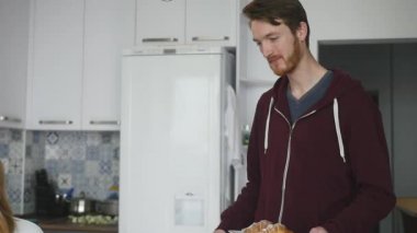 Genç insan yapımı kız arkadaşı için sürpriz. Ona kahvaltı pişmiş.