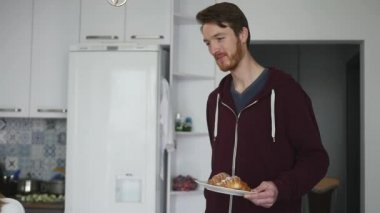 Genç insan yapımı kız arkadaşı için sürpriz. Ona kahvaltı pişmiş.