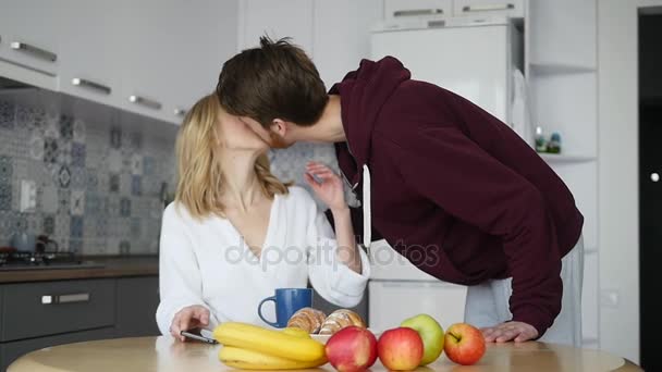 Młody człowiek wykonane niespodzianka dla swojej dziewczyny. On jej śniadanie na ciepło. — Wideo stockowe