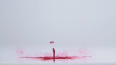 Kırmızı mürekkep su soyut