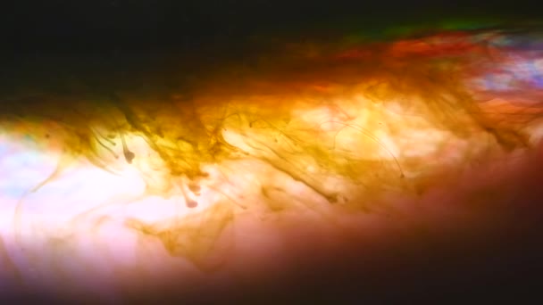 화려한 페인트 잉크 방울 얼룩 수 중 물에 — 비디오