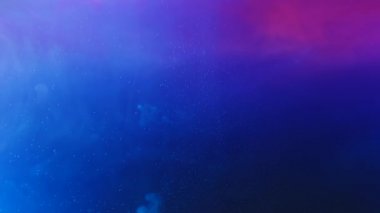 Yavaş yavaş yüzen yalak alanı mürekkep bulut, yakın çekim, arka plan mavi