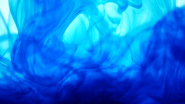 Blauwe inkt oplossen in water — Stockvideo