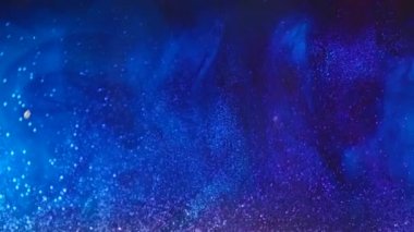 Suda eriyen mavi mürekkep