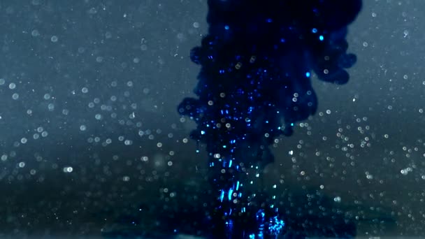 Blauwe inkt oplossen in water — Stockvideo