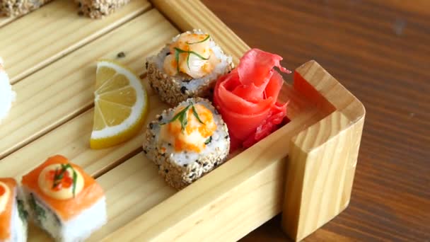 Sushi-Set. Hand mit Essstäbchen für Sushi — Stockvideo