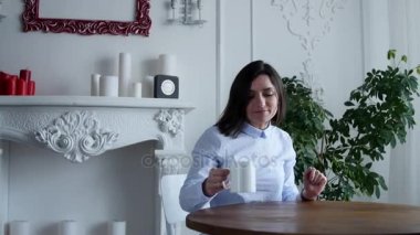 Genç kadın suşi yemek Japonya restoranda rulo