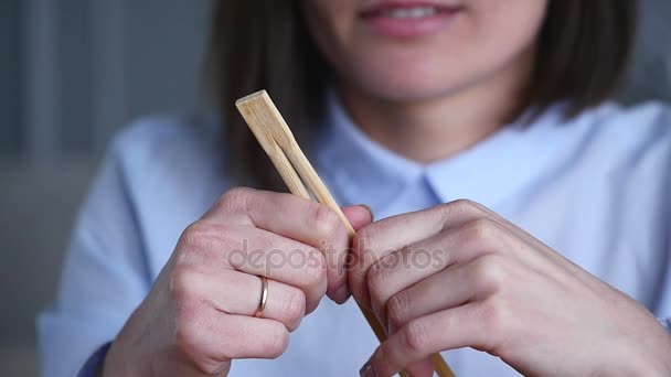 Femme sexy plaçant avec des baguettes et faisant le visage — Video