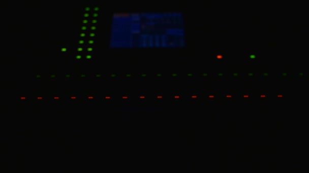 Misturador de som digital no estúdio. interruptores de luz ligados e desligados — Vídeo de Stock