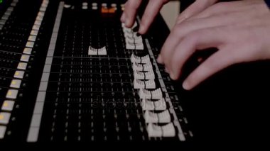 bir kayıt stüdyoları ses konsol ve ses konsol kolları çekerek bir el 4 k görüntüleri