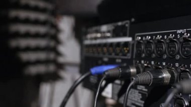 Mikrofon müzik stüdyo kayıt kulübesinde düşük anahtar ışık altında bulunan bir stand