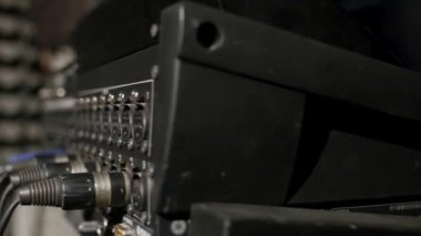 Mikrofon müzik stüdyo kayıt kulübesinde düşük anahtar ışık altında bulunan bir stand