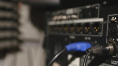 Mikrofon müzik stüdyo kayıt kulübesinde düşük anahtar ışık altında bulunan bir stand