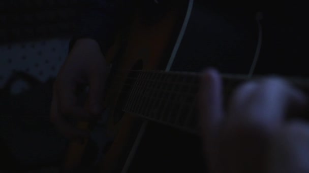 Hombre tocando la guitarra de cerca — Vídeos de Stock