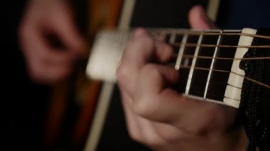 Gitar çalan adam. Yakın plan.