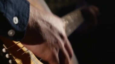 Gitar çalan adam. Yakın plan.