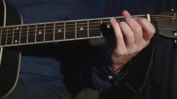 Чоловік грає на гітарі крупним планом — стокове відео