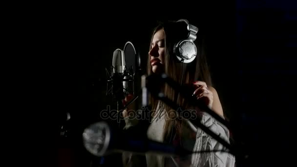 Beautiful girl sings in a recording studio — Stock Video