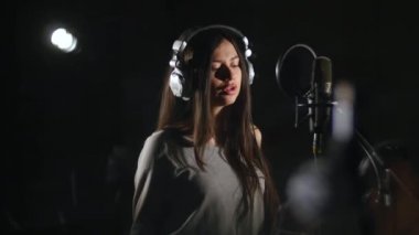 Kadının duygusal şarkı kayıt stüdyosunda