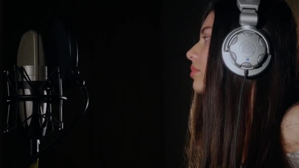 Woman emotionally singing in recording studio — Stock Video