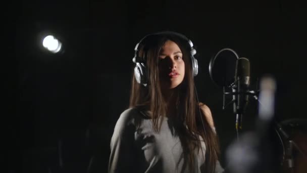 Mujer cantando emocionalmente en estudio de grabación — Vídeos de Stock