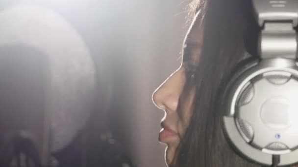 Žena citově zpívá v nahrávacím studiu — Stock video