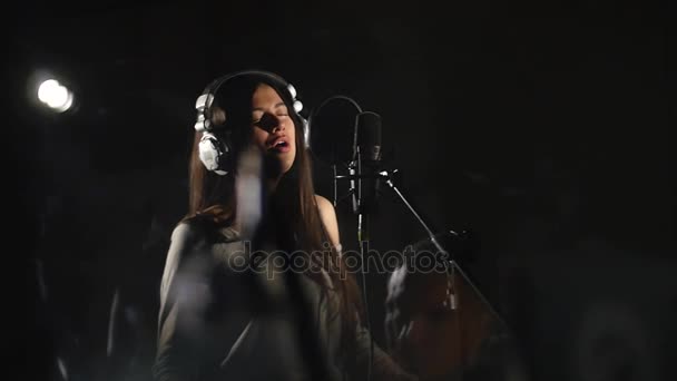 Studio di registrazione audio. Donna con cuffie e microfono da studio che canta . — Video Stock