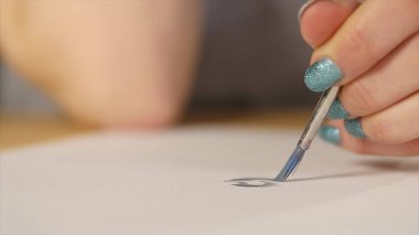 Boya fırçası yakın çekim ile resmi ressamın