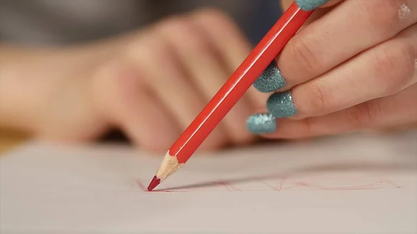 Close up de cabeça de lápis de cor quebrando — Fotografia de Stock