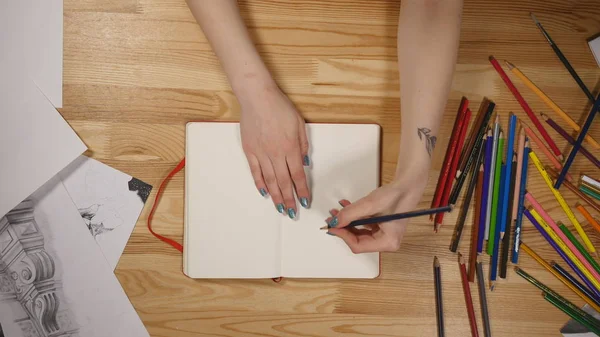 Top view young girl draws with pencils — Stock Photo, Image