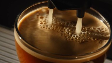 Kahve makinesi Espresso içinde dökme Kupası son derece yakın çekim