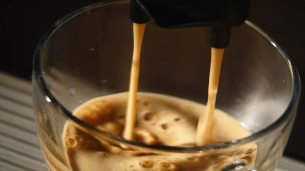 เครื่องชงกาแฟเทเอสเพรสโซ่ในถ้วย — ภาพถ่ายสต็อก